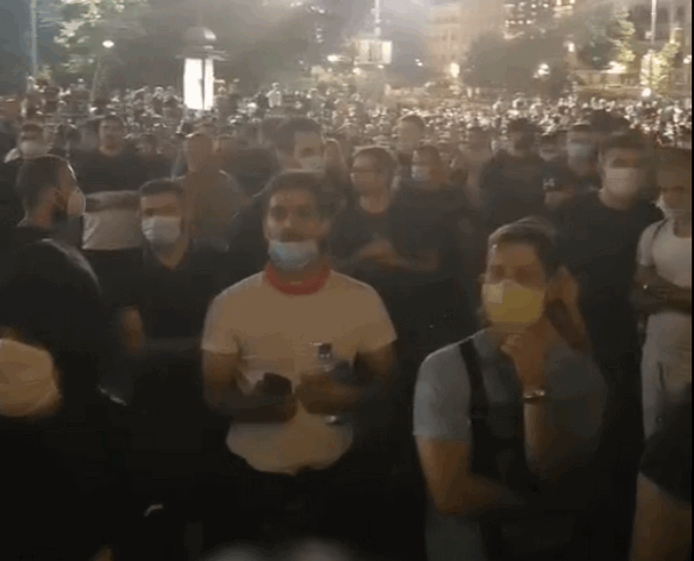 Ispred Skupštine i večeras burno: <span style='color:red;'><b>Pirotehnika</b></span>, skandiranje, Žandarmerija u pripravnosti (VIDEO/LIVE)